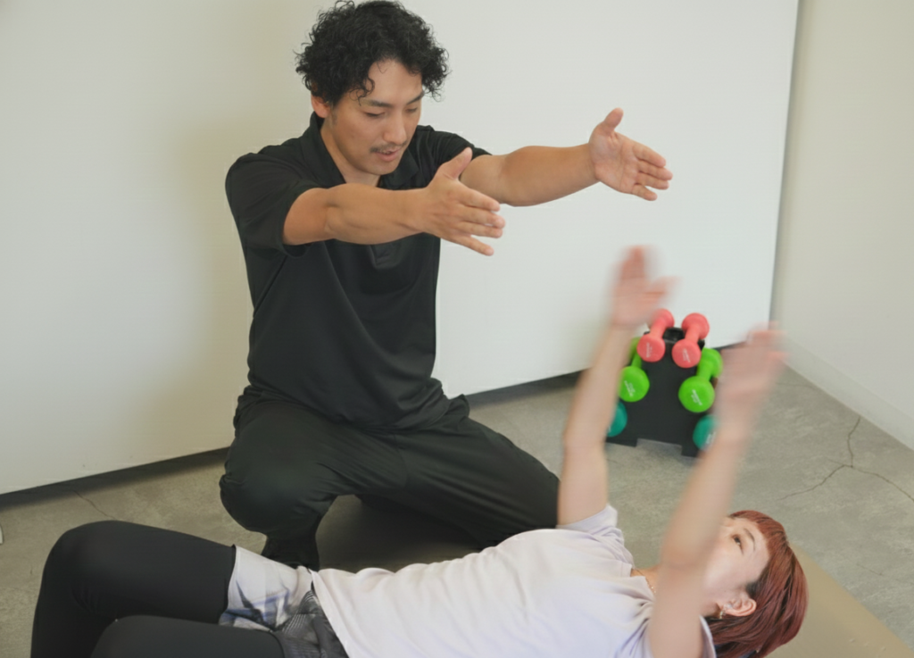 ストレッチポールを使用し、トレーニング前に身体を整える様子